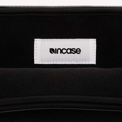 Incase Classic Universal Sleeve - Image 8